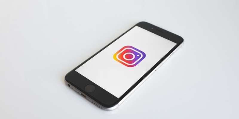 The 6 Benefits and Risks of Instagram Stories